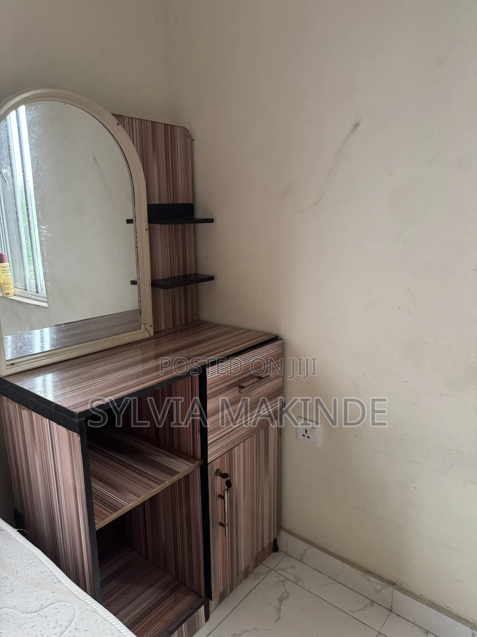 Clean Mirror Stand for Sale