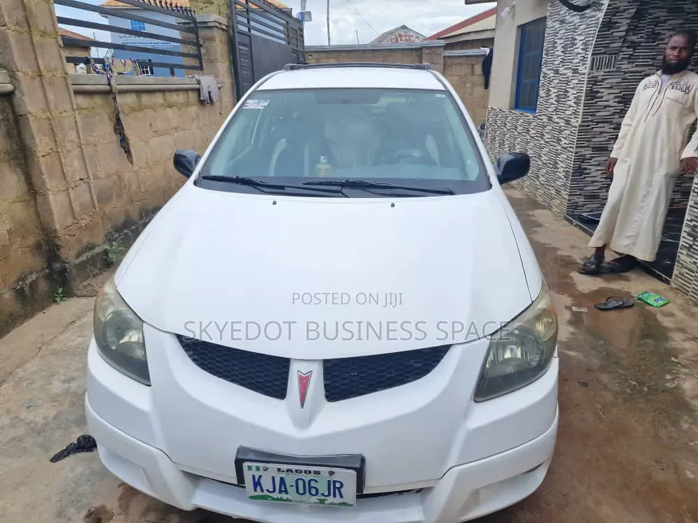 Pontiac Vibe Automatic 2004 White