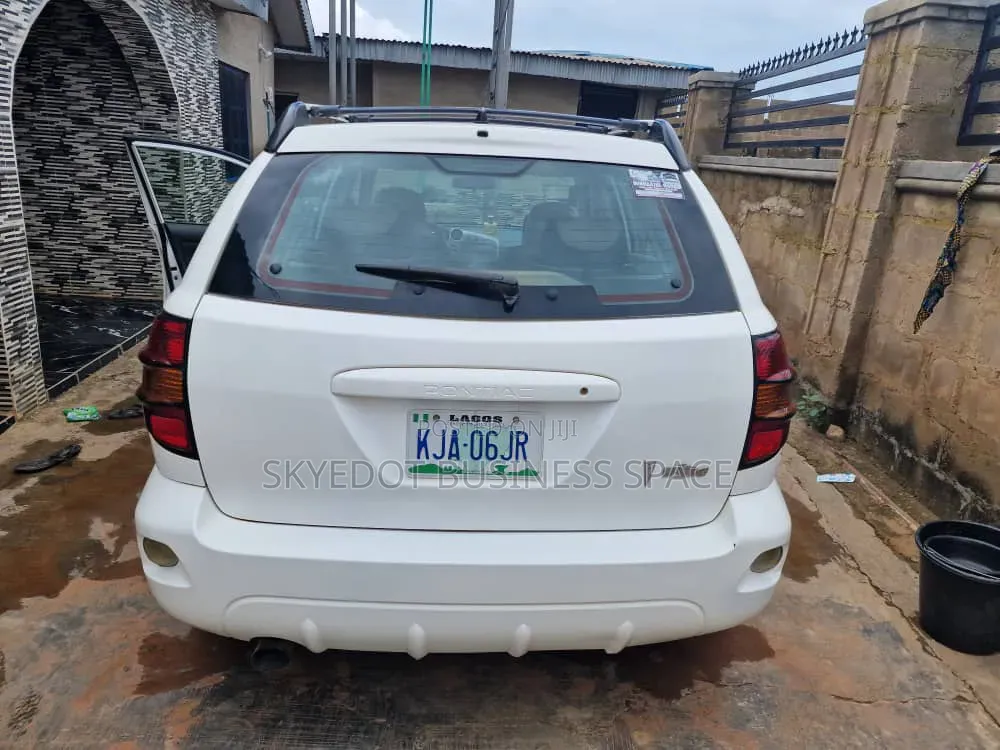 Pontiac Vibe Automatic 2004 White