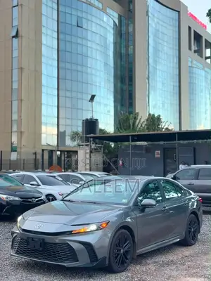 Toyota Camry SE 2025 Silver