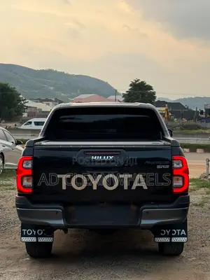 New Toyota Hilux 2025 Black