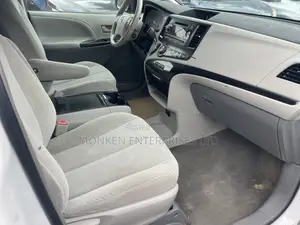 Toyota Sienna LE AWD 7-Passenger 2013 White