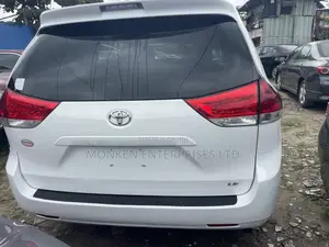 Toyota Sienna LE AWD 7-Passenger 2013 White