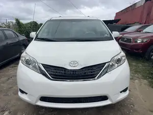 Toyota Sienna LE AWD 7-Passenger 2013 White