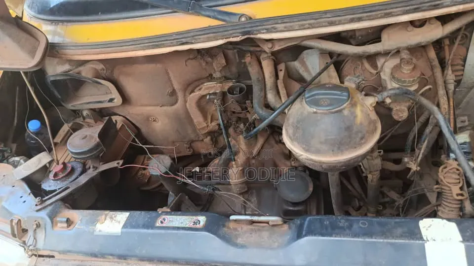Volkswagen LT 2000 Yellow