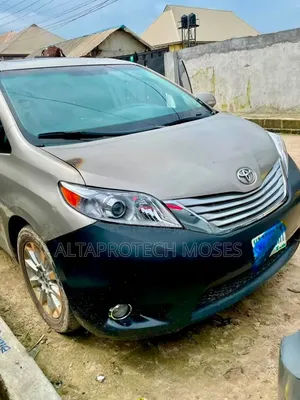 Toyota Sienna 2015 Gold