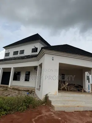 5bdrm Penthouse in Okoromi, Benin City for sale
