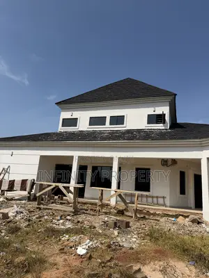 5bdrm Penthouse in Okoromi, Benin City for sale