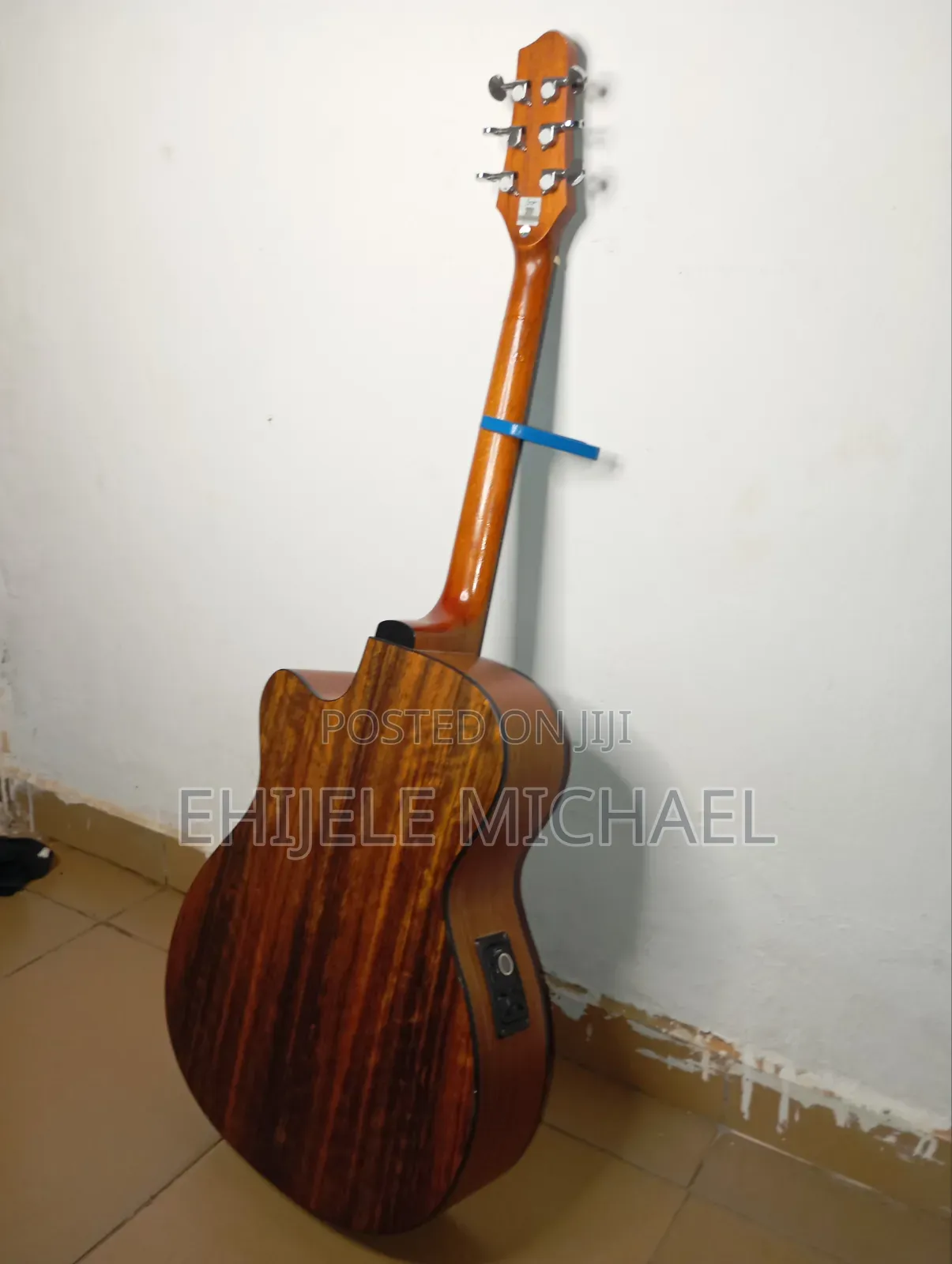 Simger Electro Acoustic Guitar With Capo