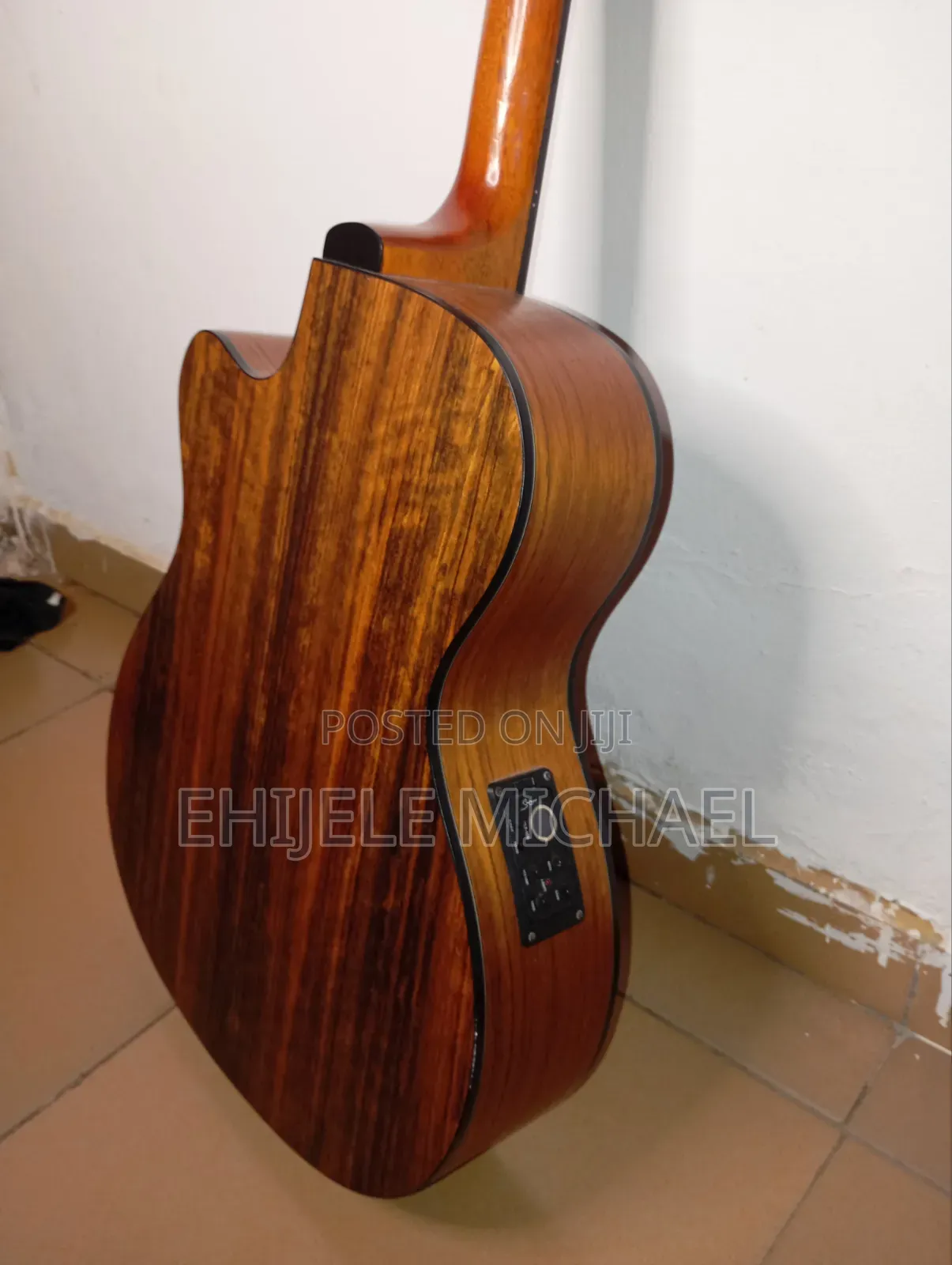 Simger Electro Acoustic Guitar With Capo