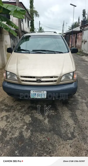Toyota Sienna 2002 Brown