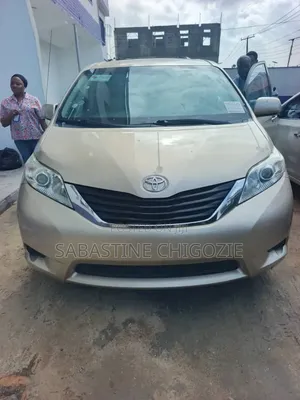 Toyota Sienna 2012 Gold