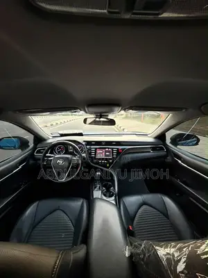 Toyota Camry SE FWD (2.5L 4cyl 8AM) 2018 Blue