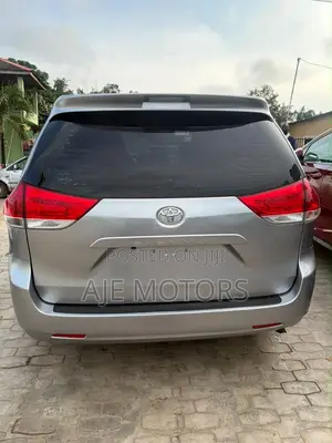 Toyota Sienna LE 7-Passenger Mobility 4dr Minivan (3.5L 6cyl 6A) 2014