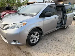 Toyota Sienna LE 7-Passenger Mobility 4dr Minivan (3.5L 6cyl 6A) 2014