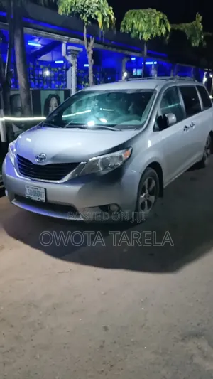 Toyota Sienna 2010 Silver