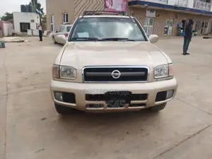 Nissan Pathfinder 2002 Gold
