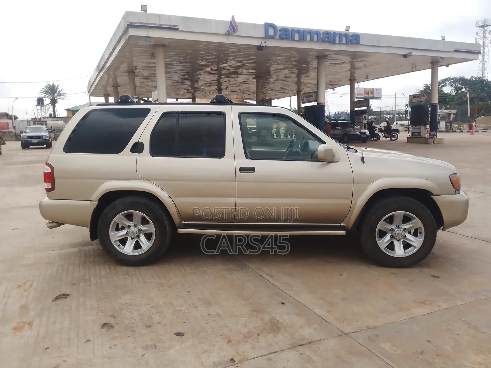 Nissan Pathfinder 2002 Gold