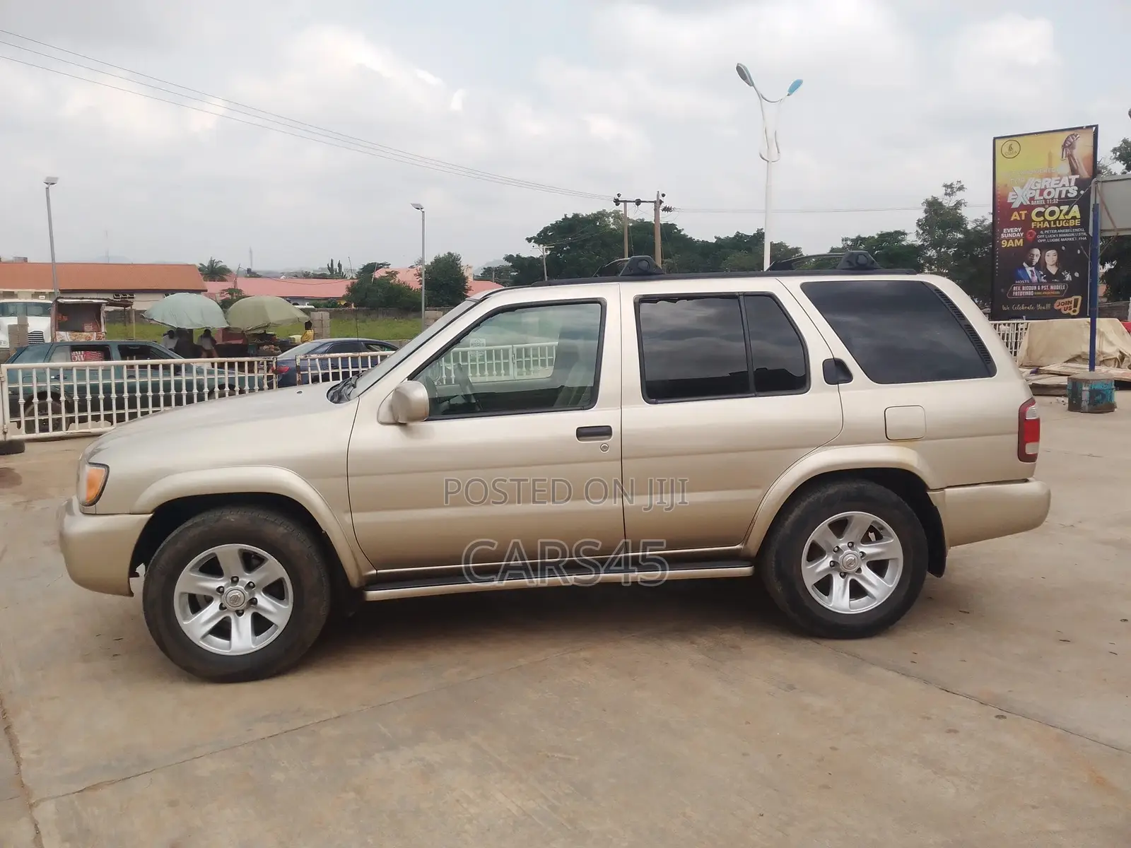 Nissan Pathfinder 2002 Gold