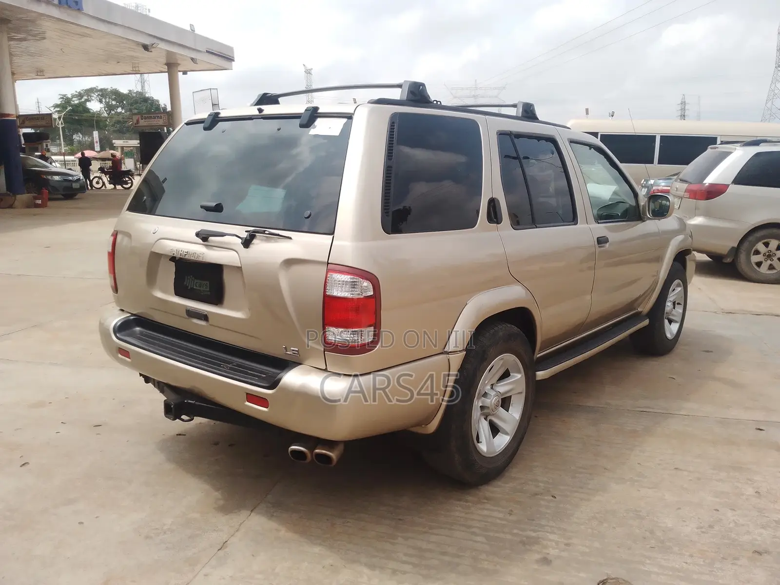 Nissan Pathfinder 2002 Gold