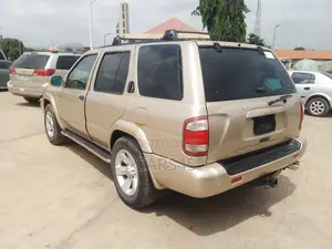 Nissan Pathfinder 2002 Gold