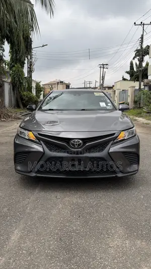 Toyota Camry SE FWD (2.5L 4cyl 8AM) 2018 Gray