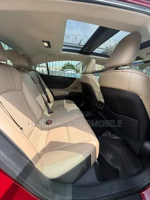 Lexus ES 2019 Red