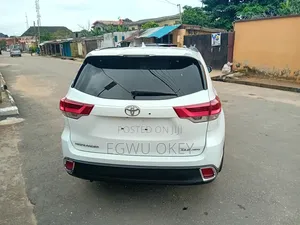 Toyota Highlander XLE 4x4 V6 (3.5L 6cyl 8A) 2017 White