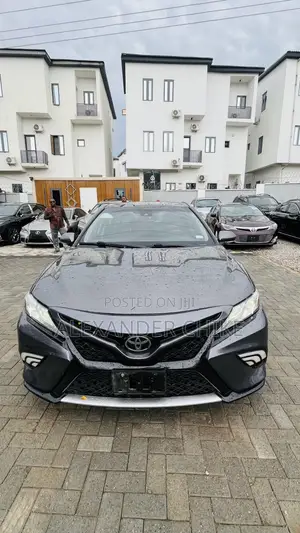 Toyota Camry SE FWD (2.5L 4cyl 8AM) 2018 Gray