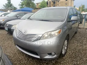 Toyota Sienna XLE 7-Passenger 4dr Minivan AWD (3.5L 6cyl 6A) 2014 Silver