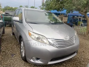 Toyota Sienna XLE 7-Passenger 4dr Minivan AWD (3.5L 6cyl 6A) 2014 Silver