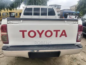 Toyota Hilux 2011 White