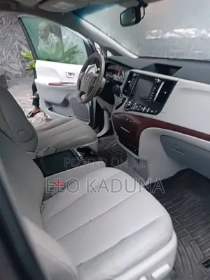 Toyota Sienna XLE AWD 7-Passenger 2013 Silver