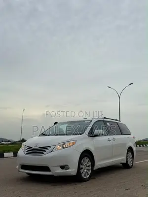 Toyota Sienna XLE 8 Passenger 2011 White