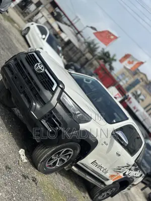 Toyota Hilux Revo Double Cab Petrol 2.7 AWD 2018 White