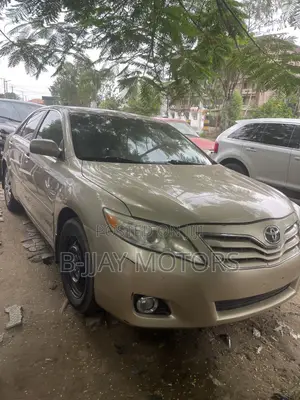 Toyota Camry LE 4dr Sedan (2.5L 4cyl 6AM) 2010 Gold