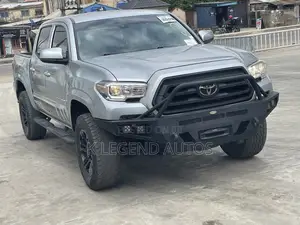 Toyota Tacoma 2022 Silver