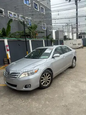 Toyota Camry XLE 4dr Sedan (2.5L 4cyl 6A) 2011 Silver