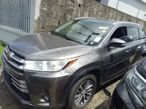 Toyota Highlander XLE 4x4 V6 (3.5L 6cyl 8A) 2017 Gray