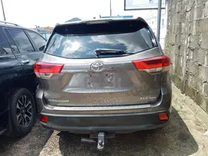 Toyota Highlander XLE 4x4 V6 (3.5L 6cyl 8A) 2017 Gray
