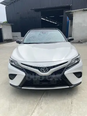 Toyota Camry LE FWD (2.5L 4cyl 8AM) 2018 White