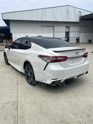 Toyota Camry LE FWD (2.5L 4cyl 8AM) 2018 White