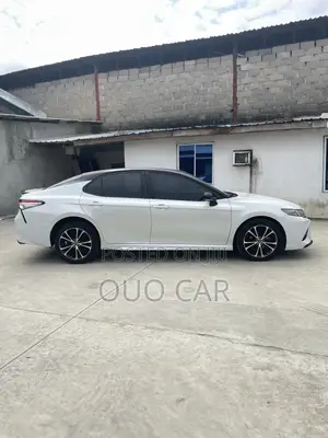 Toyota Camry LE FWD (2.5L 4cyl 8AM) 2018 White