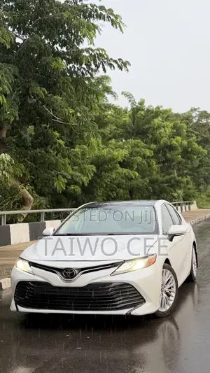 Toyota Camry XLE FWD (2.5L 4cyl 8AM) 2018 White