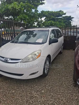 Toyota Sienna XLE FWD 2009 White