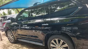 Lexus LX 570 (5 seats) AWD 2019 Black