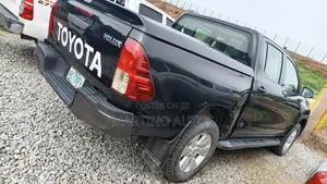 Toyota Hilux 2022 Black