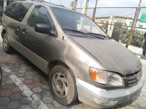 Toyota Sienna 1999 Silver