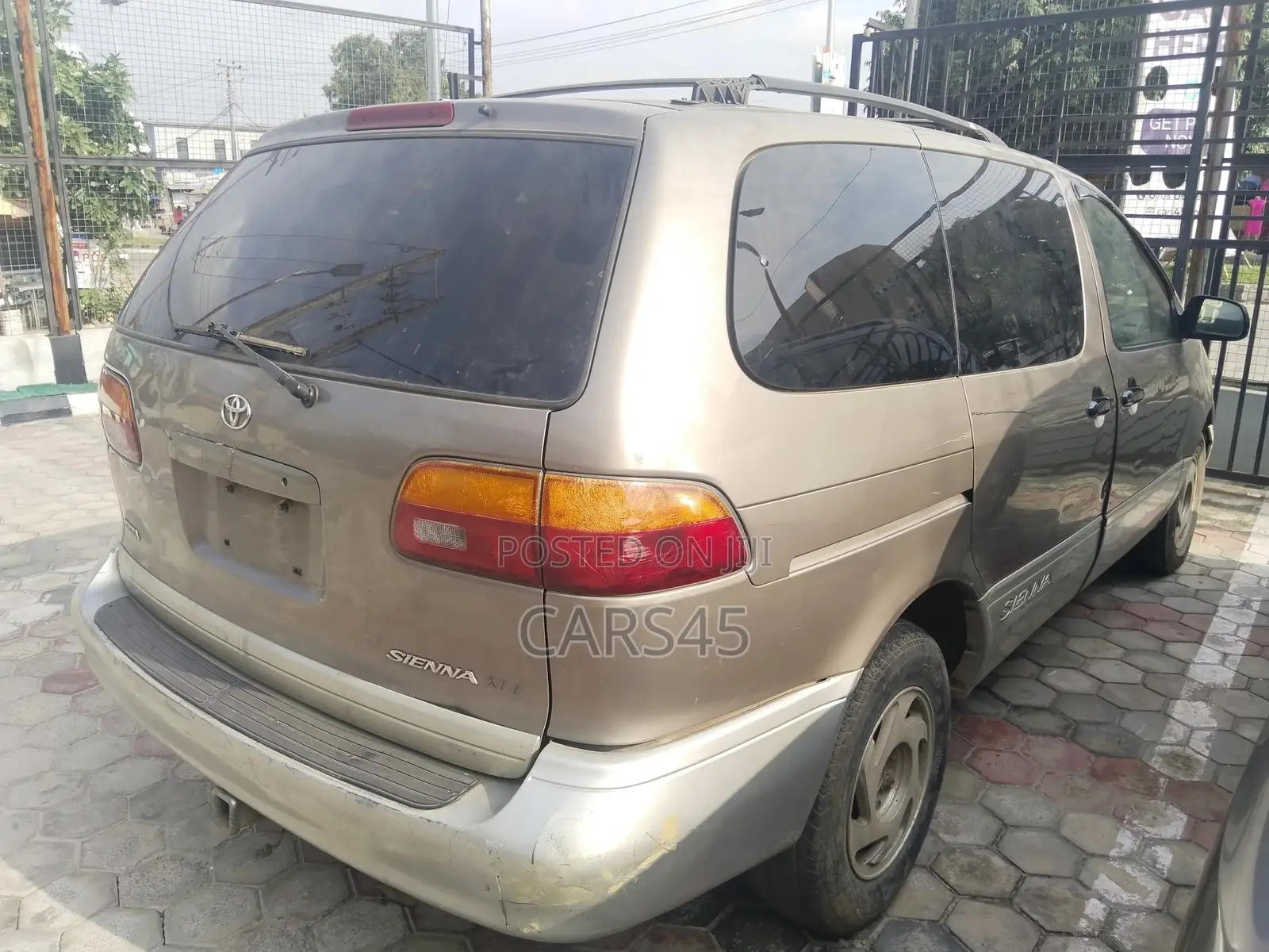 Toyota Sienna 1999 Silver
