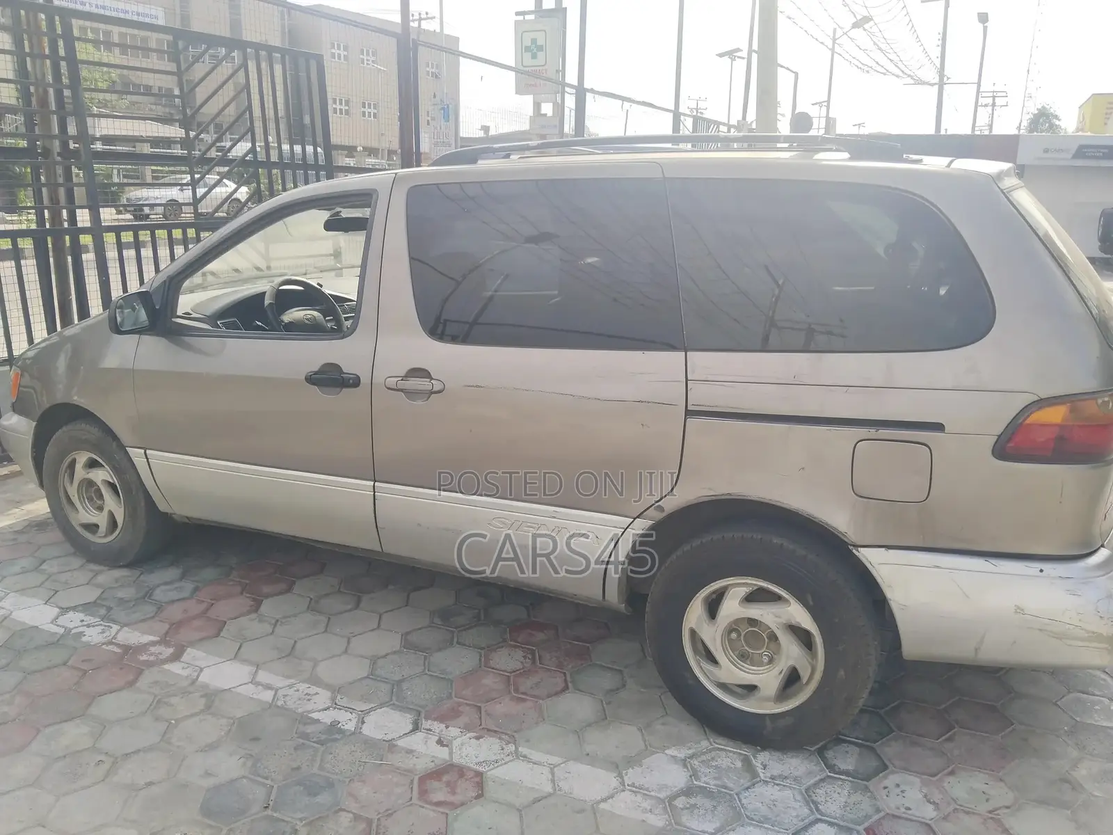 Toyota Sienna 1999 Silver